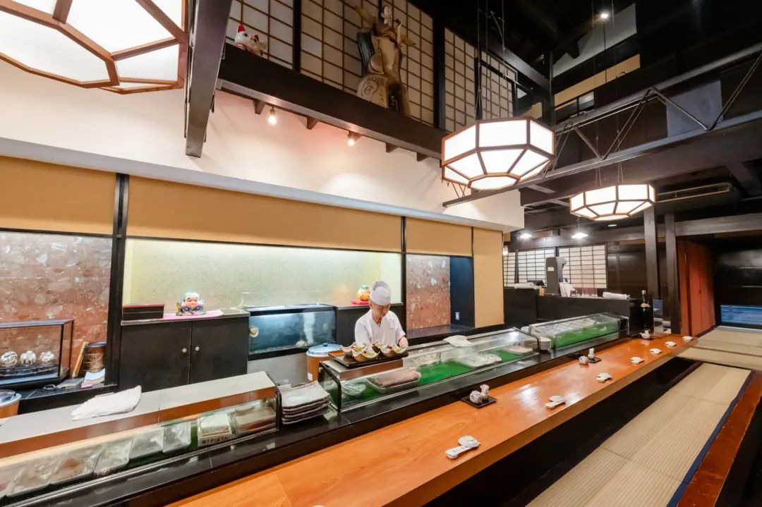 品尝每早进货的新鲜海鲜制作的寿司与一品料理