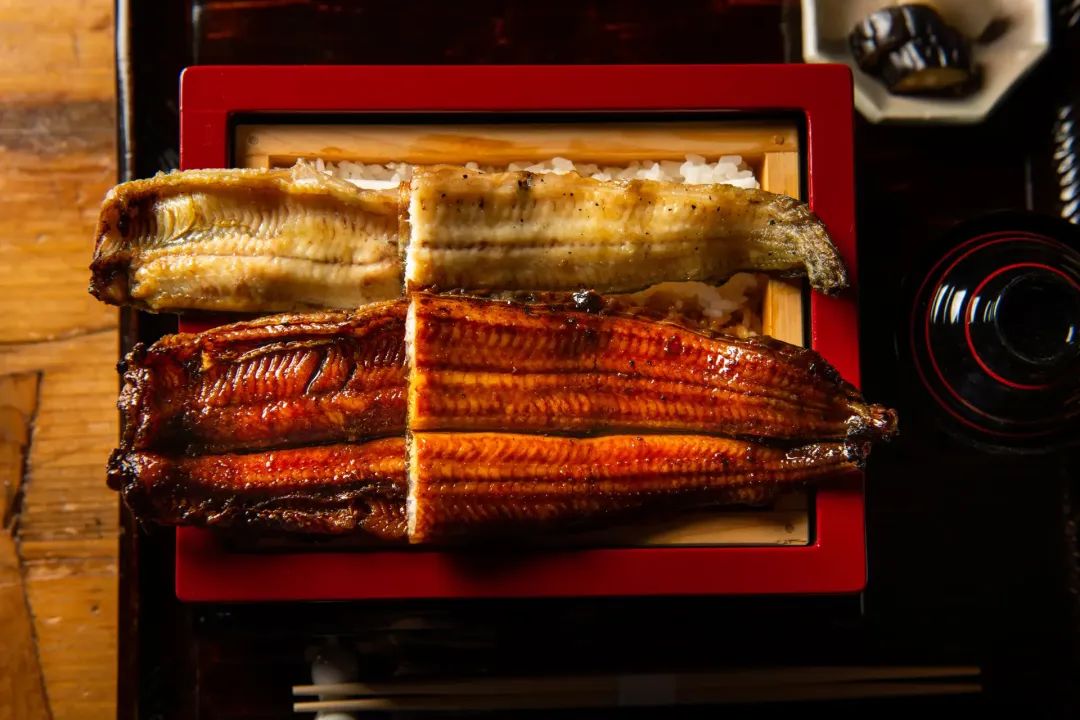 有厨艺精湛的鳗鱼职人从点餐之后才开始处理活鳗鱼，能吃到最鲜美的鳗鱼