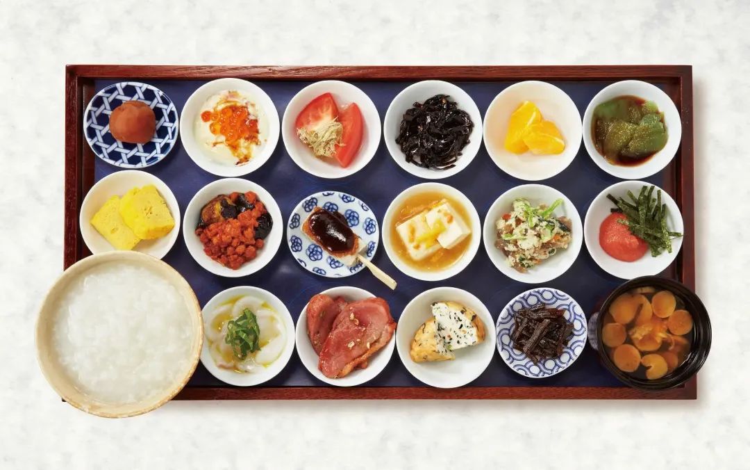 筑地本愿寺内的咖啡店，提供营养满点的「18品早餐」，开始充满健康活力的一天