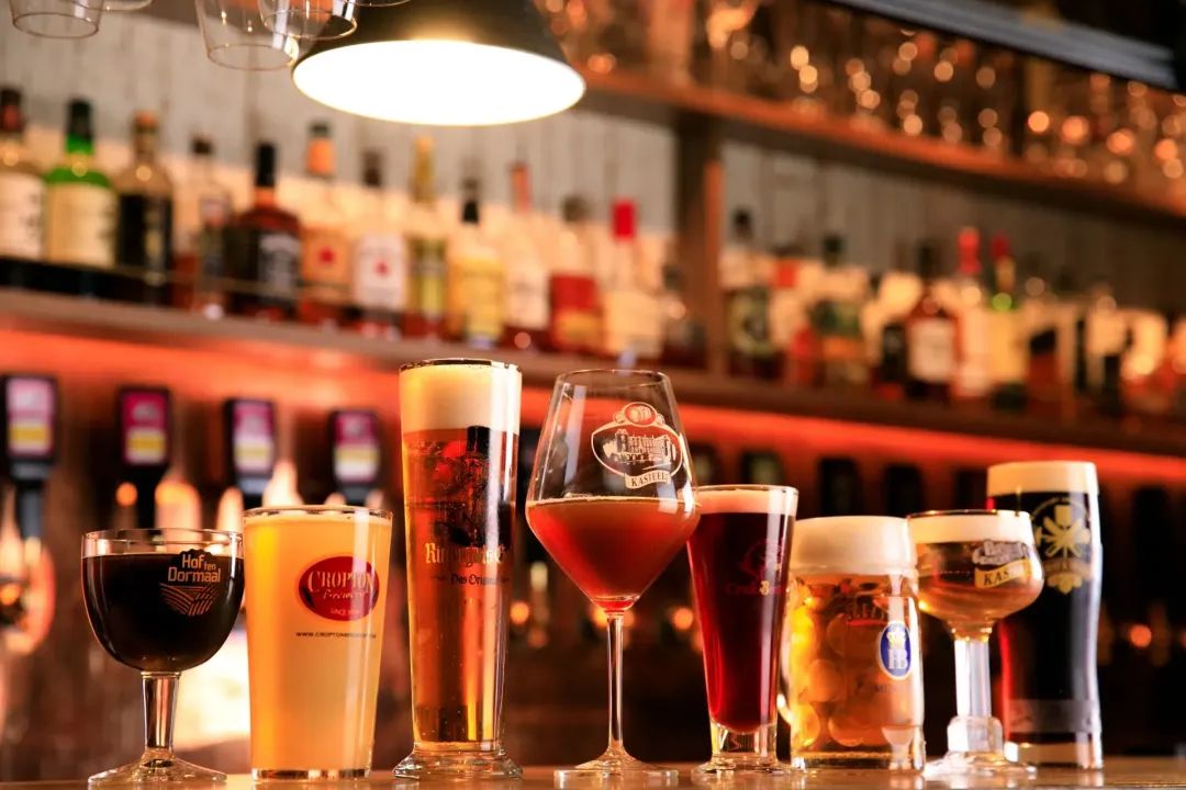 在重现海外啤酒吧的酒吧柜台享受世界各国啤酒的餐厅