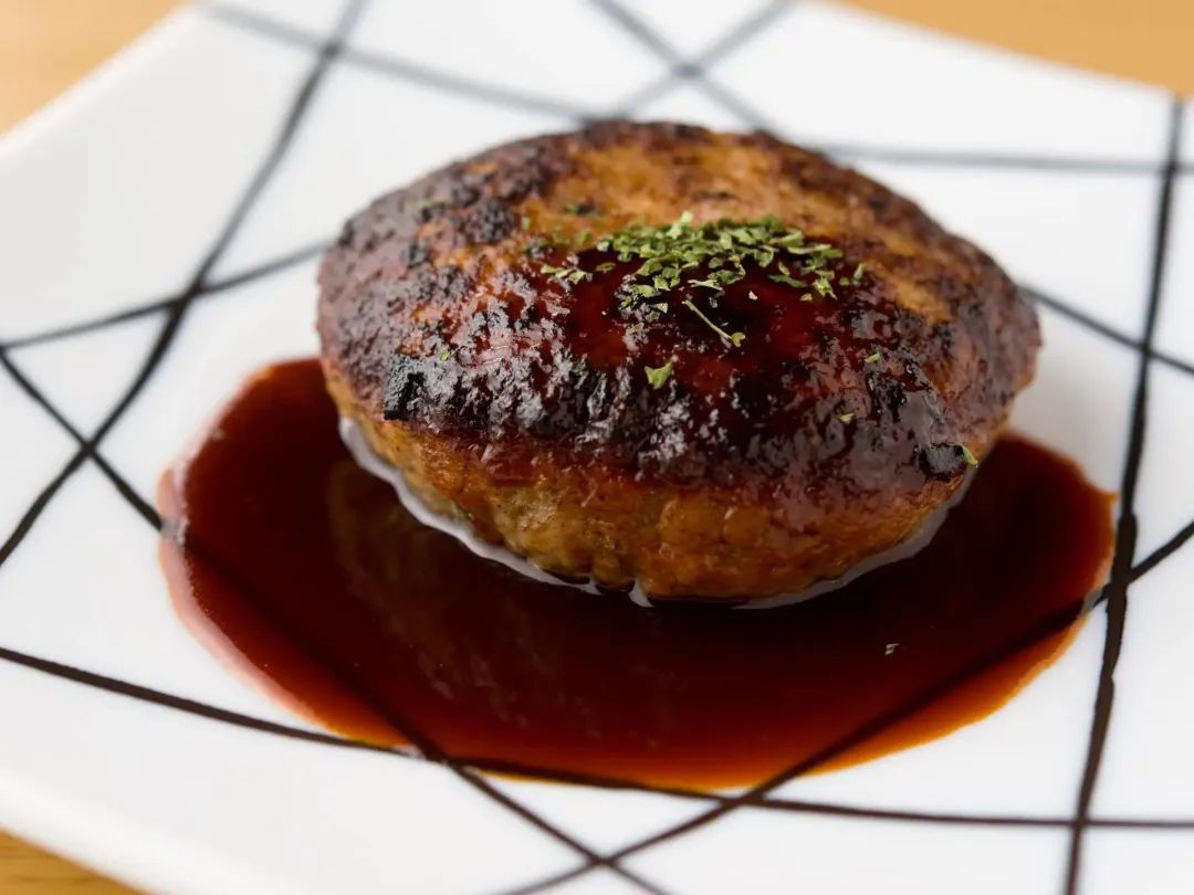 高级奢华的铁板烧餐厅，在客人眼前当场调理顶级和牛