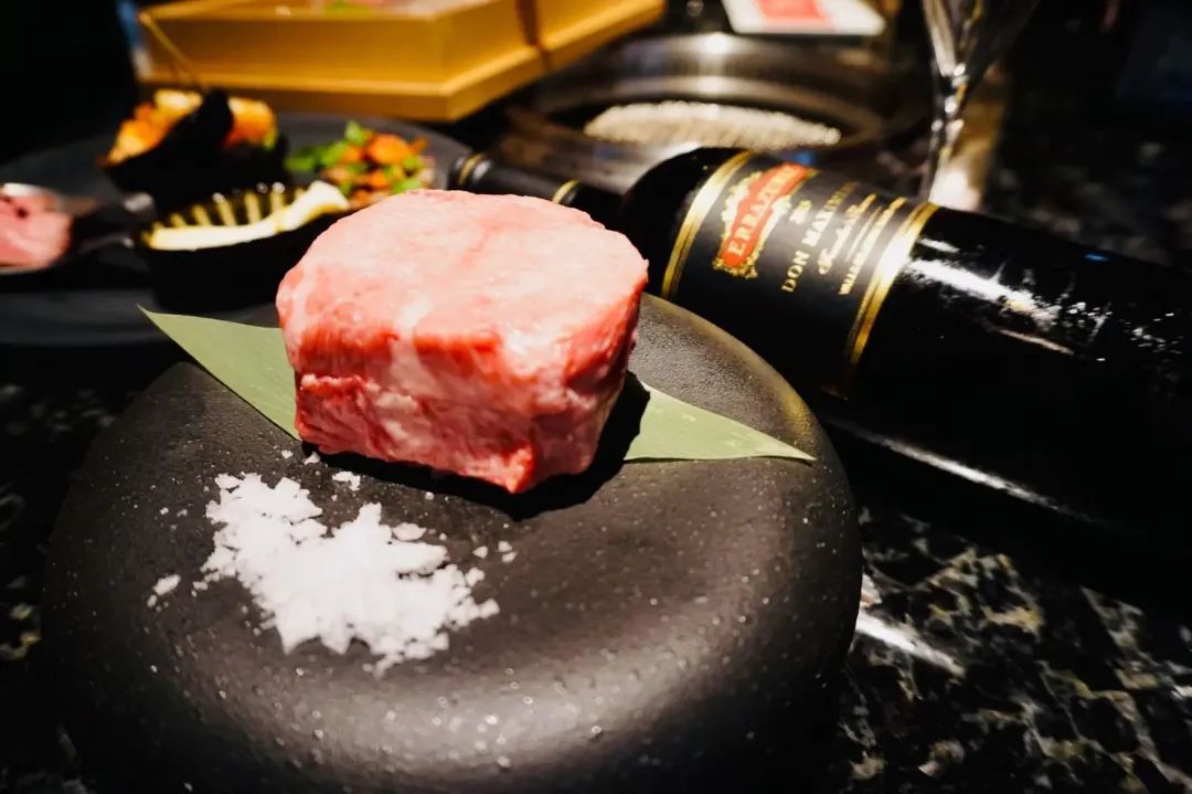 在奢华的用餐氛围中享用精选和牛烧肉与美味葡萄酒