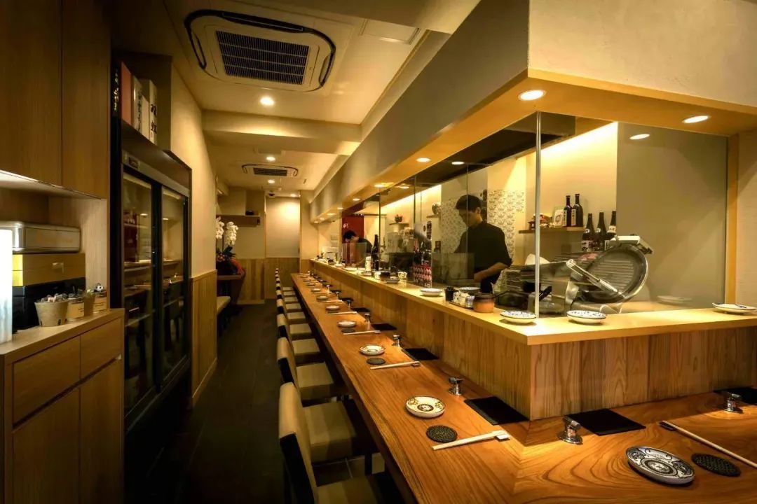 使用严选的稀有牛肉，提供涮涮锅和寿喜烧的名店