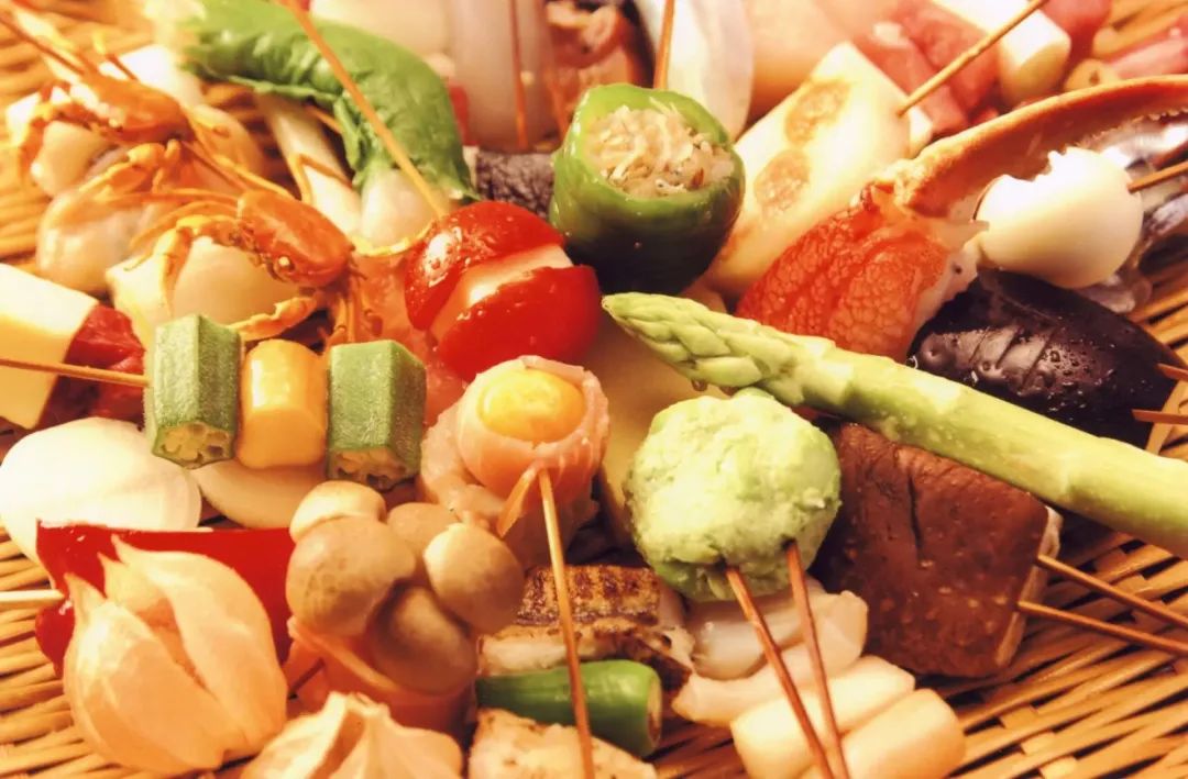 在指定登录有形文化财的珍贵建筑里，享用种类丰富的精制串炸