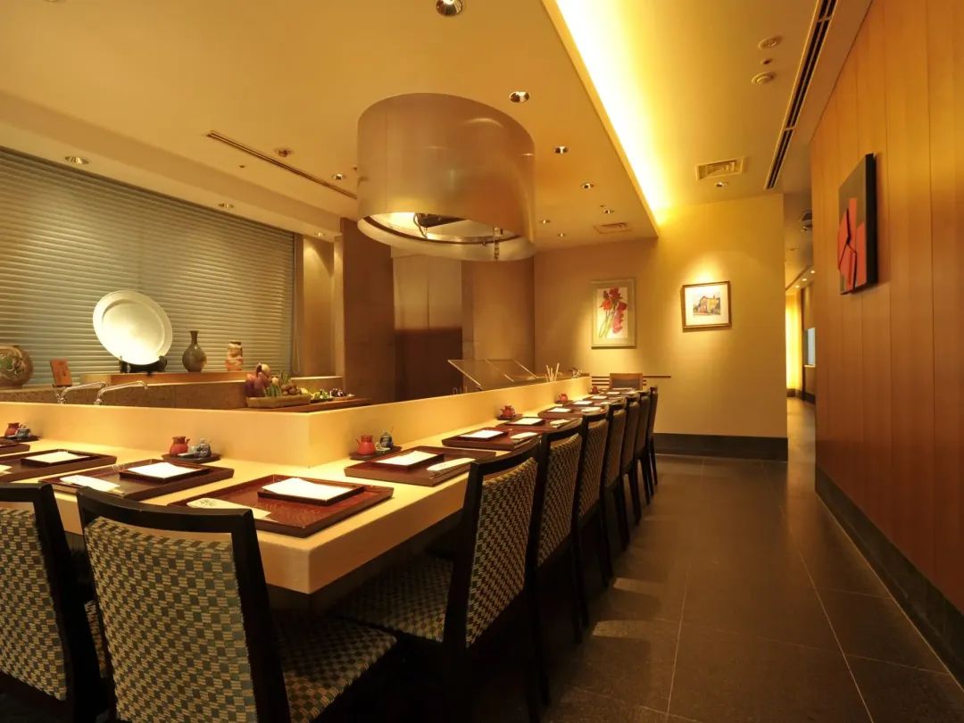 深受银座饕客们的热爱，经过计算的调理造就出极致无二的天妇罗