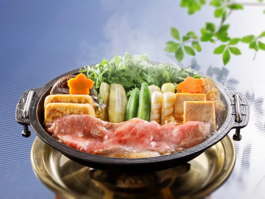 在充满下町氛围的场所，品尝寿喜烧、涮涮锅、铁板烧与高级黑毛和牛料理的在地名店