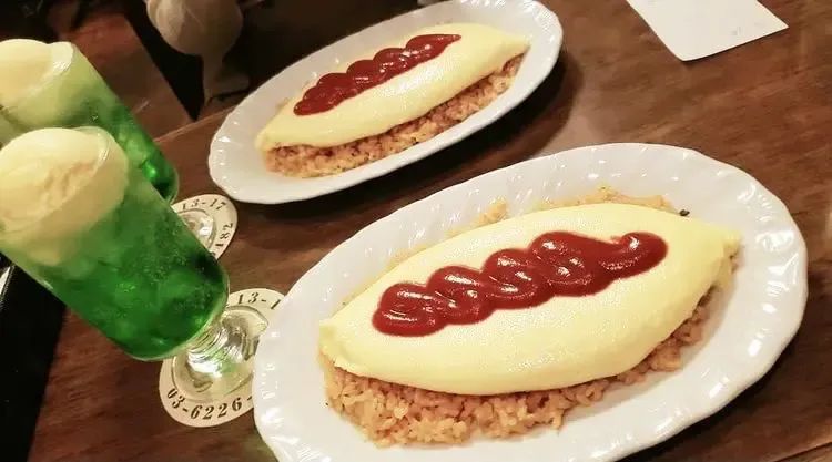 位于歌舞伎座巷弄内的传统咖啡厅。招牌菜单松软欧姆蛋饭绝对必吃