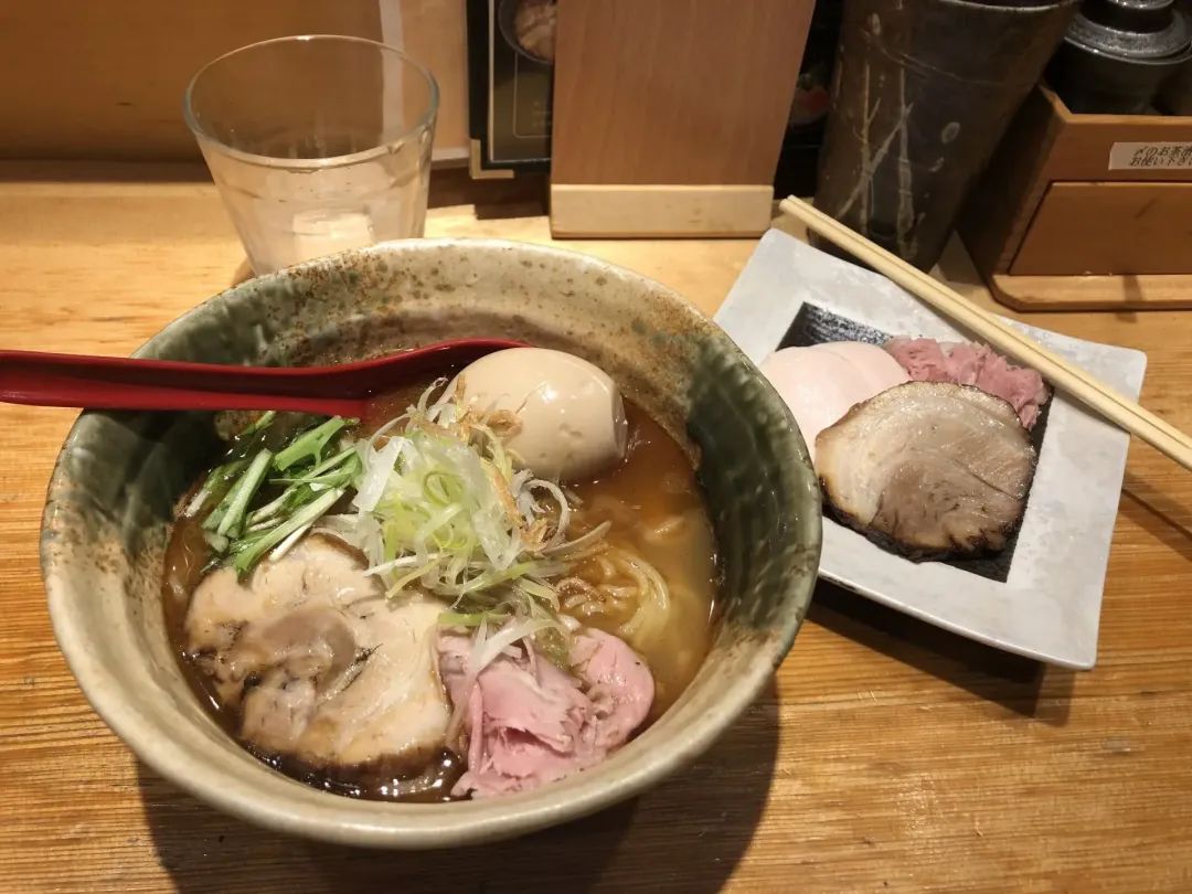 使用高级食材「炭烤飞鱼」熬制的美味汤头