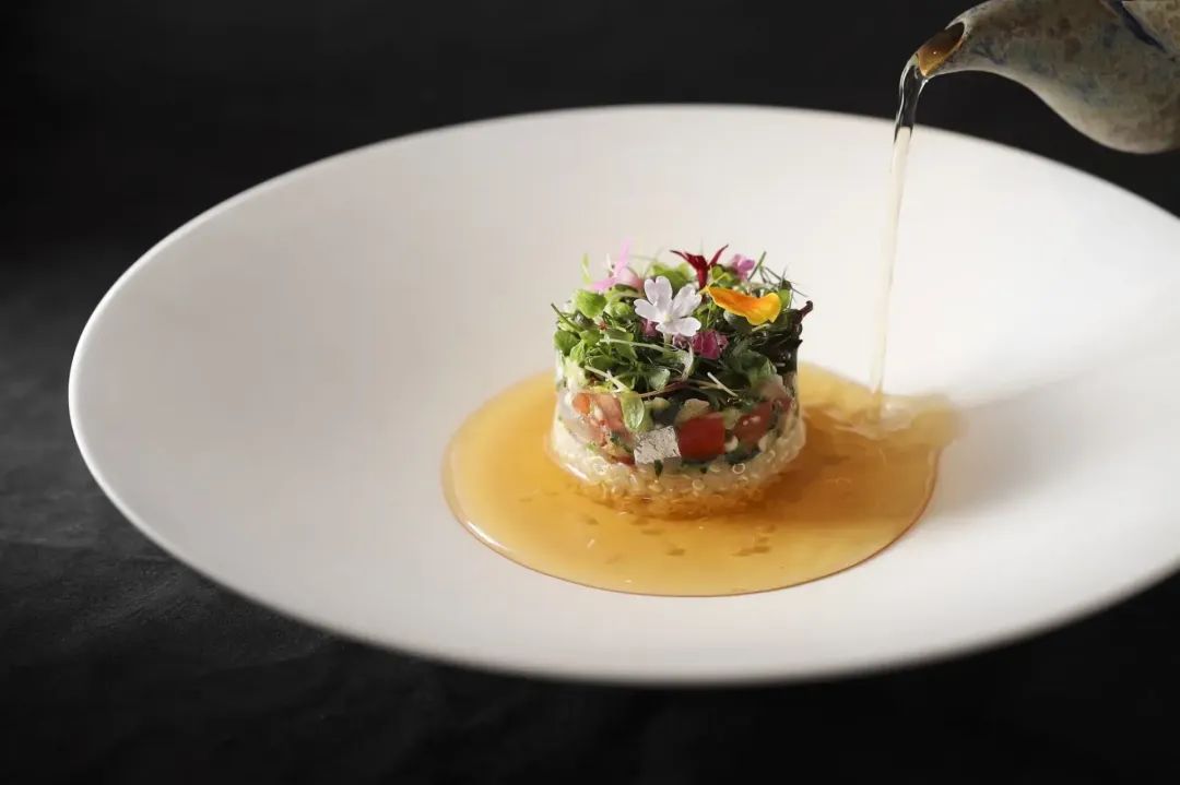 一家独特且创新的餐厅，辨别食材的本质，提供超越「美味」的料理