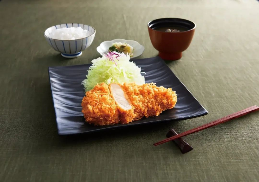 炸猪排名店。能品尝到使用上等食材、由熟练师傅炸制的猪排