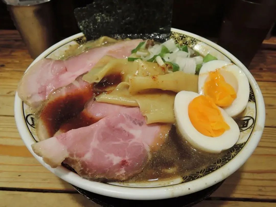 在新宿黄金街古老的木造长屋里品尝颇有人气煮干拉面