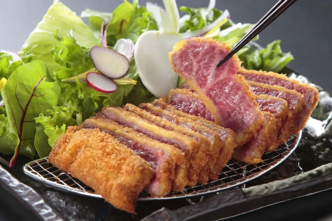 用清爽鲜甜的瘦肉烹制的人气炸牛排